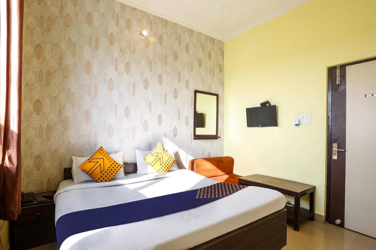 Spot On 72060 Hotel Kaushik Kakarmatha Экстерьер фото