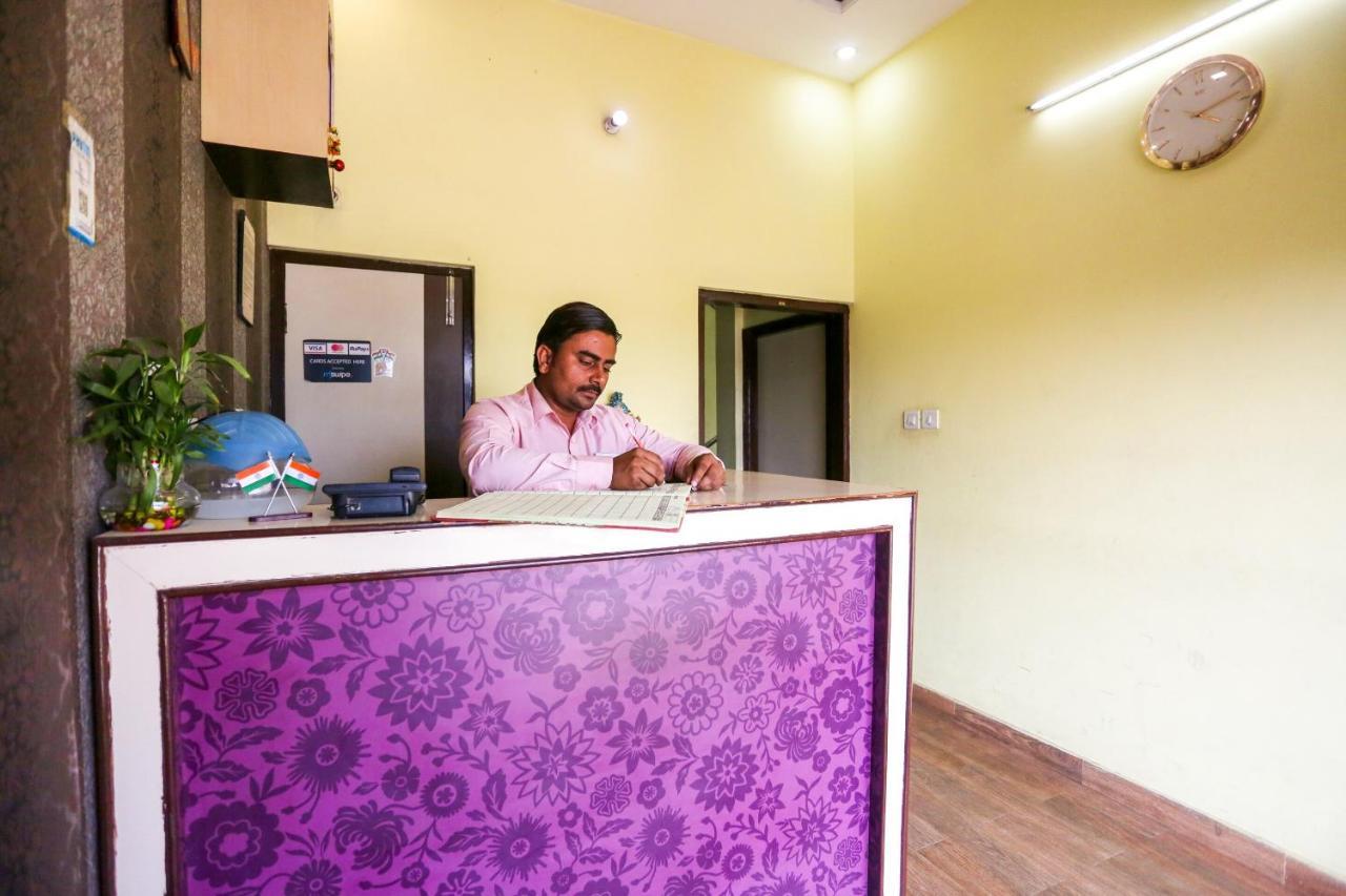 Spot On 72060 Hotel Kaushik Kakarmatha Экстерьер фото