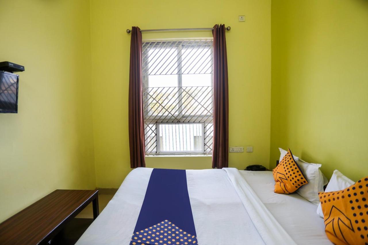 Spot On 72060 Hotel Kaushik Kakarmatha Экстерьер фото